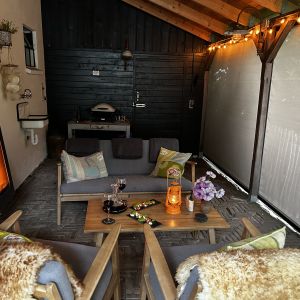 Met de screens naar beneden en openhaard aan